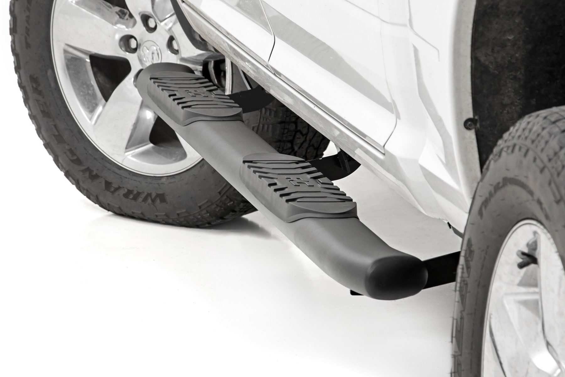 Rough Country Oval Nerf Side Steps with 4.5-Inch Step Surface
