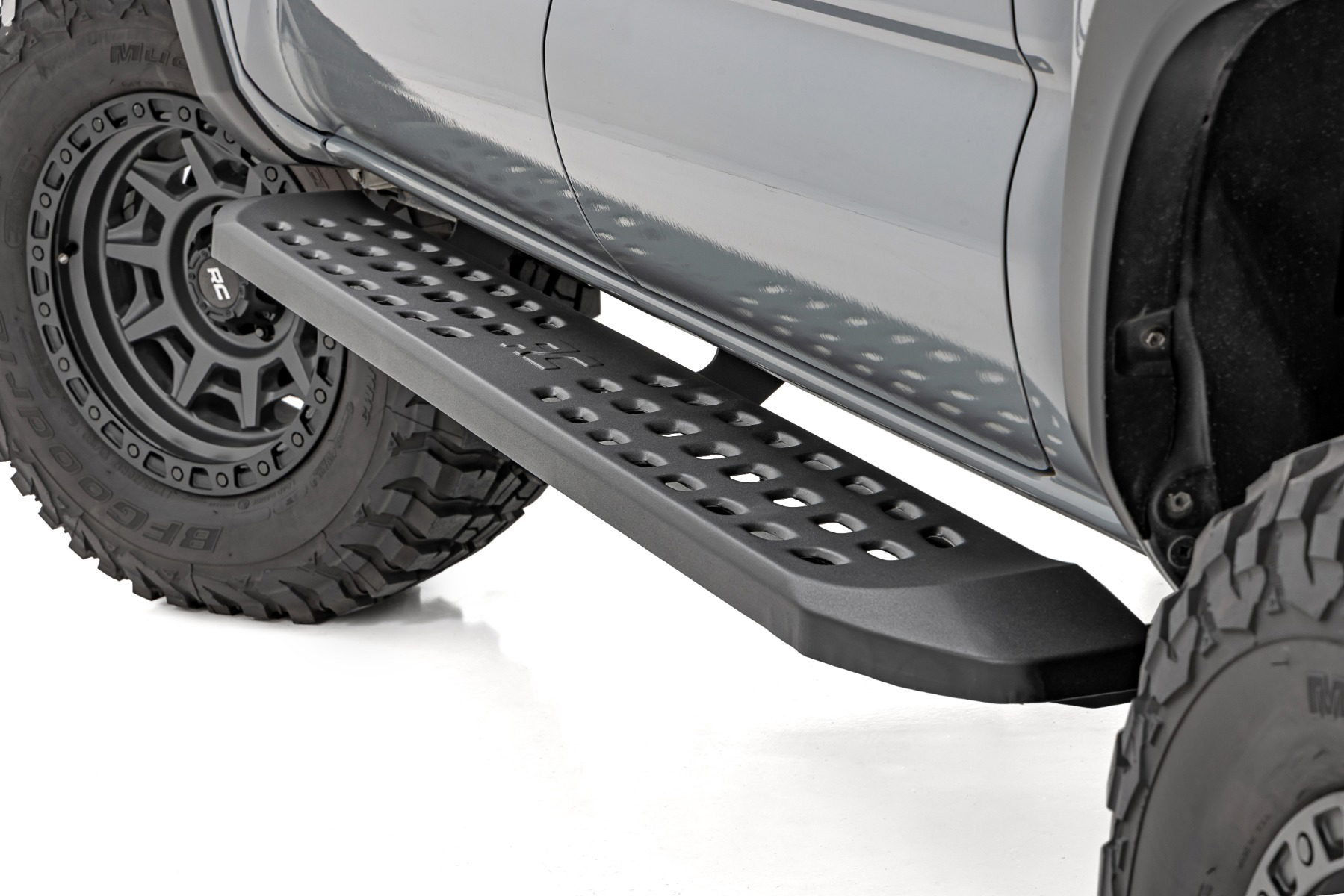 Rough Country RPT2 Running Boards for 2016-2023 Toyota Tacoma