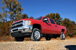 1.5-2 in. Leveling Kit with V2 Shocks for Silverado and Sierra HD, view 2 — Rough Country 959371